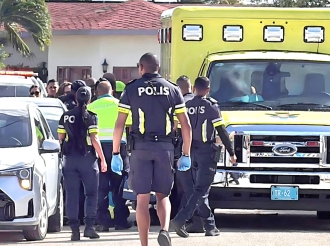 Polis a defende su mes y a tira riba homber agresivo